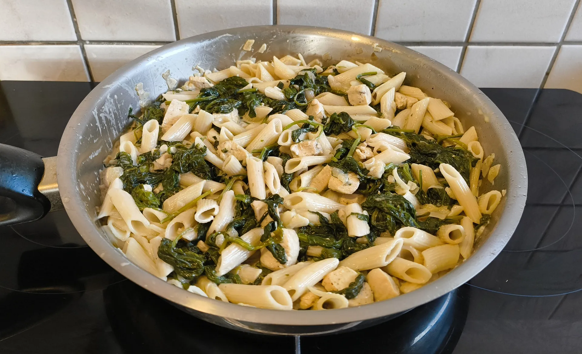 Makaron penne z kurczakiem i szpinakiem