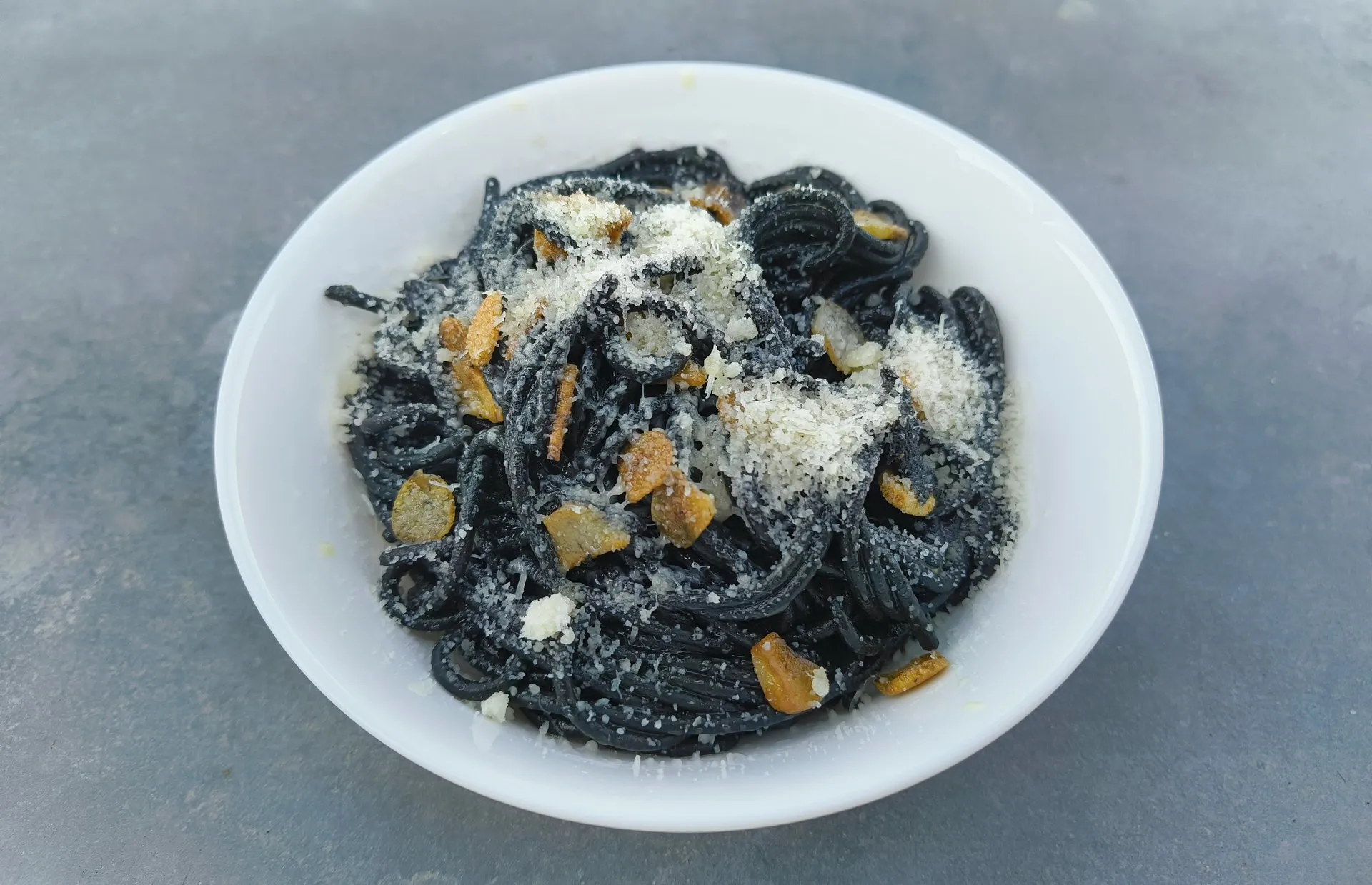 Makaron spaghetti z oliwą i czosnkiem